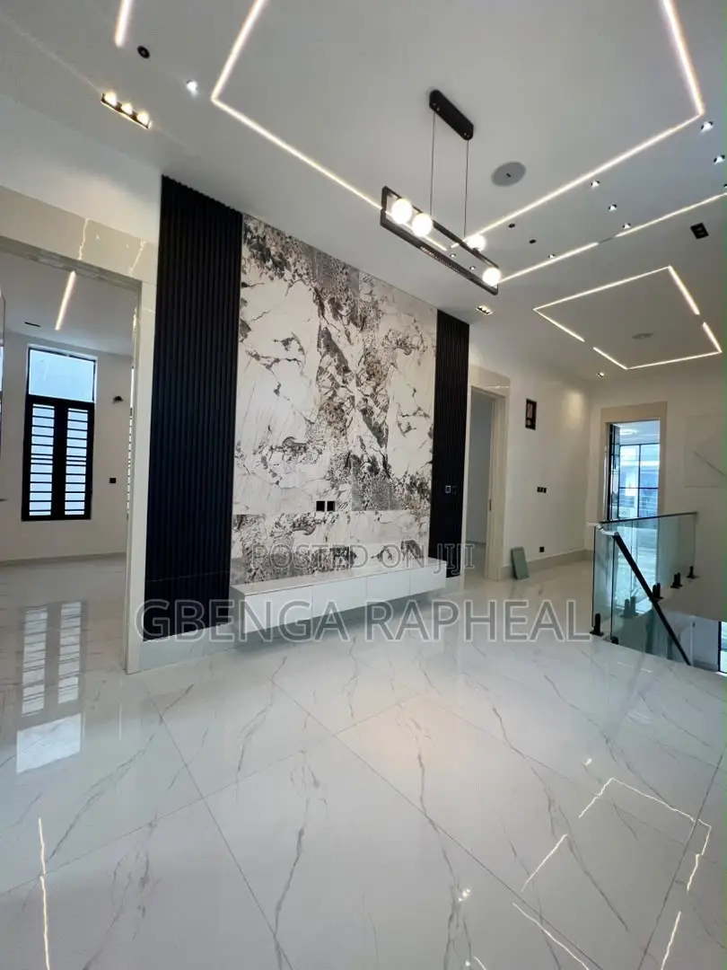 5bdrm Duplex in Chevron, Lekki for sale in Lekki