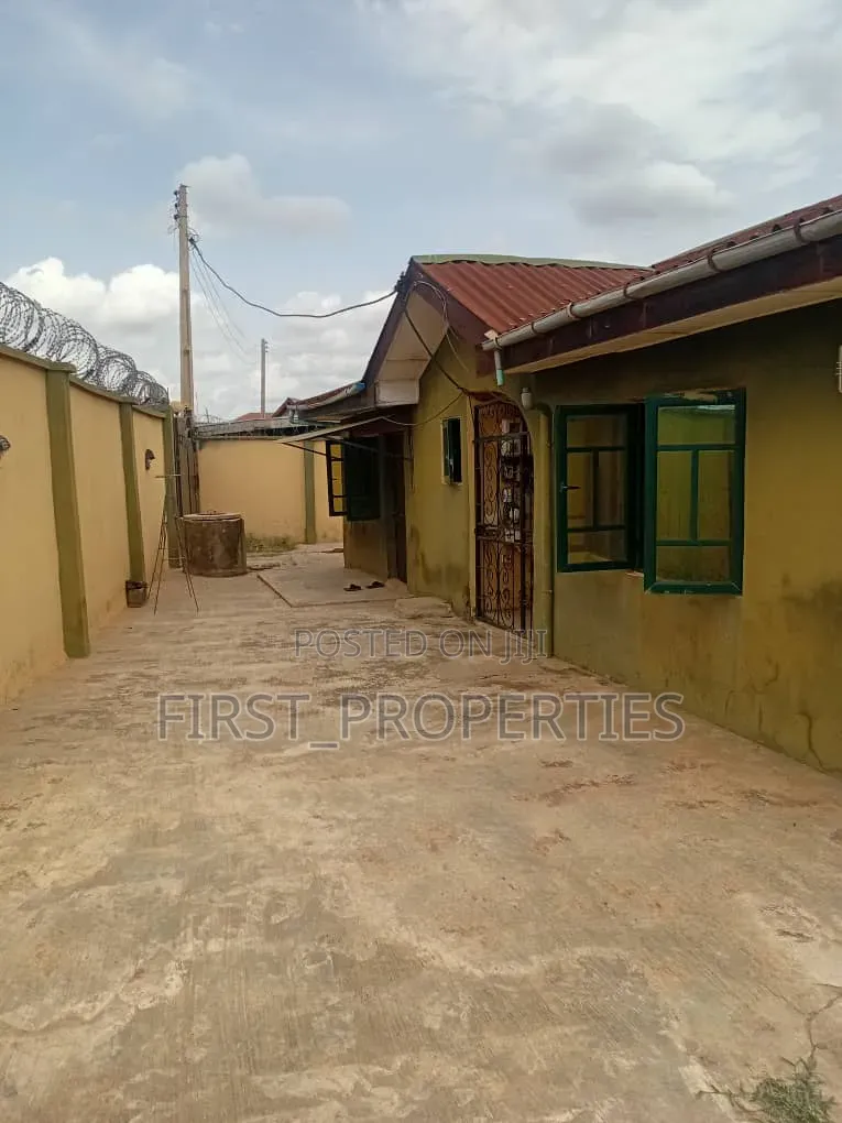Furnished 8bdrm Block of Flats in Oluwo New Ife Road for sale in Ibadan