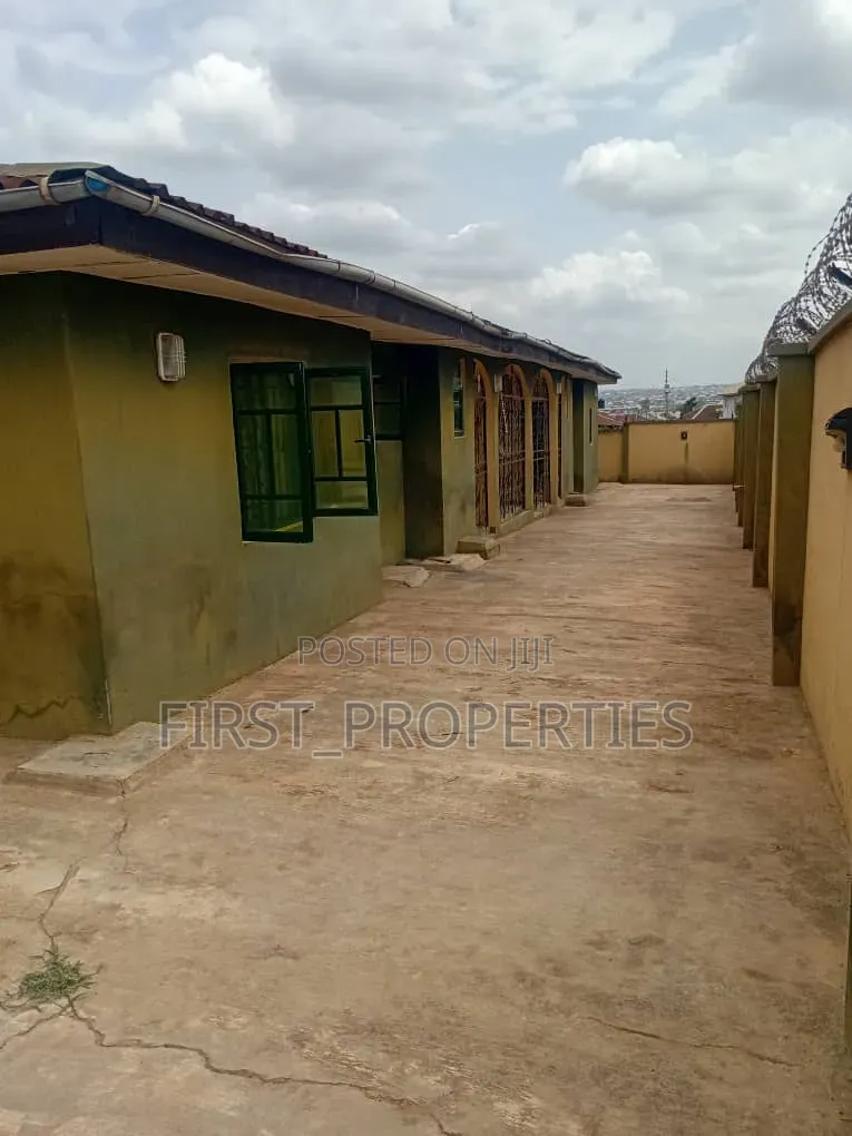 Furnished 8bdrm Block of Flats in Oluwo New Ife Road for sale in Ibadan