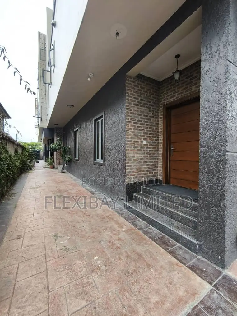 Furnished 3bdrm Townhouse / Terrace in Lekki Phase 1 for rent in Lekki Phase 1