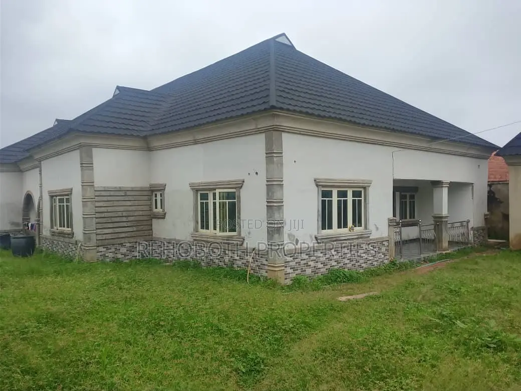 5bdrm Bungalow in Akoto Elebu, Akala Express for sale in Akala Express