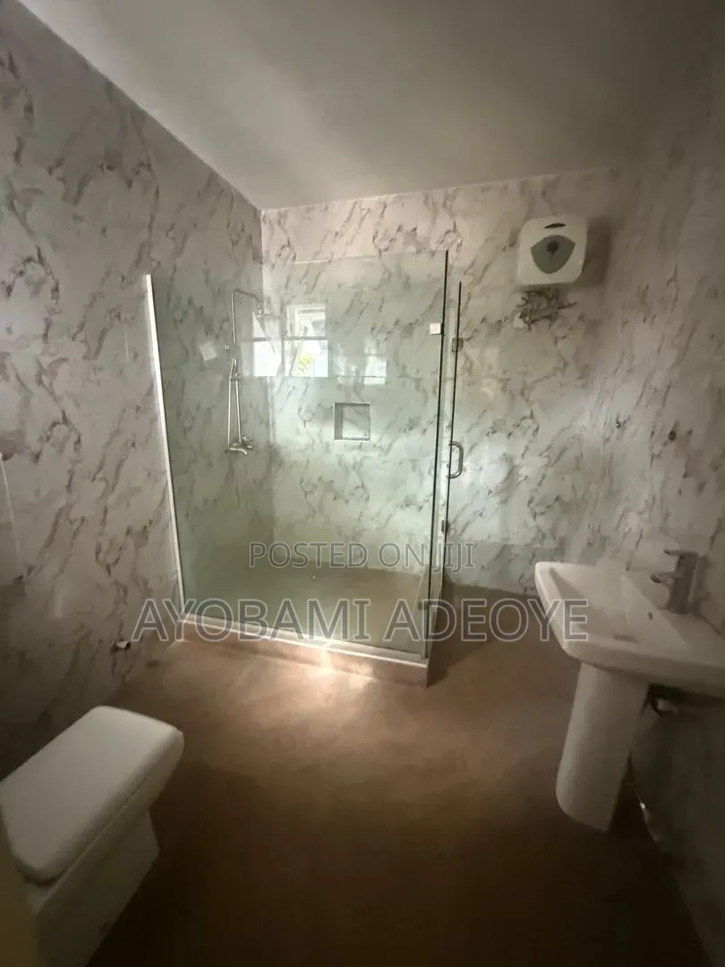 Mini Flat in Treasure Court 1, Chevron for rent in Chevron