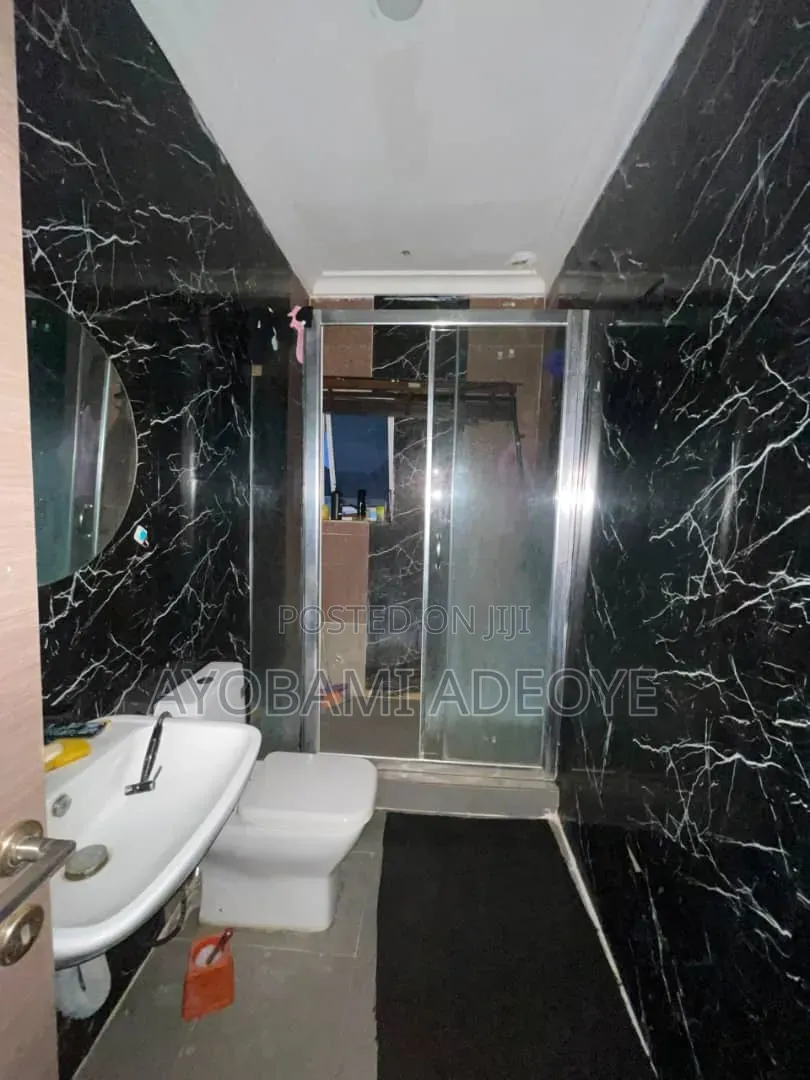 Mini Flat in Treasure Court 1, Chevron for rent in Chevron