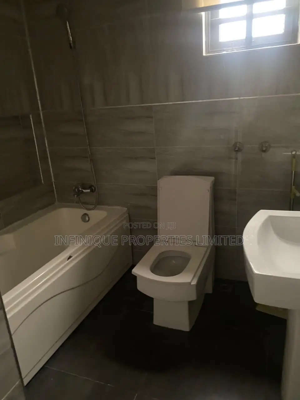 5bdrm Duplex in Pinnock Beach Estate, Osapa london for rent in Osapa london