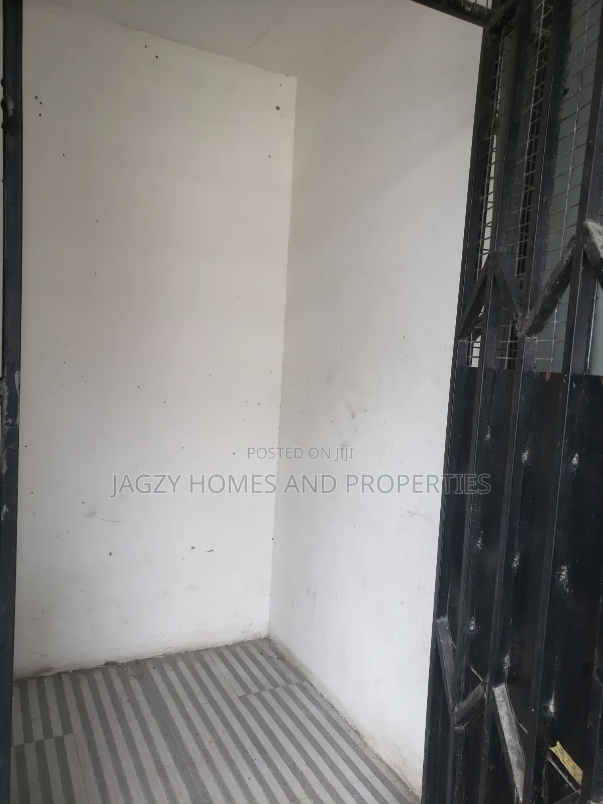 3in1 Shop Space Available for Rent in Idado in Lekki Expressway
