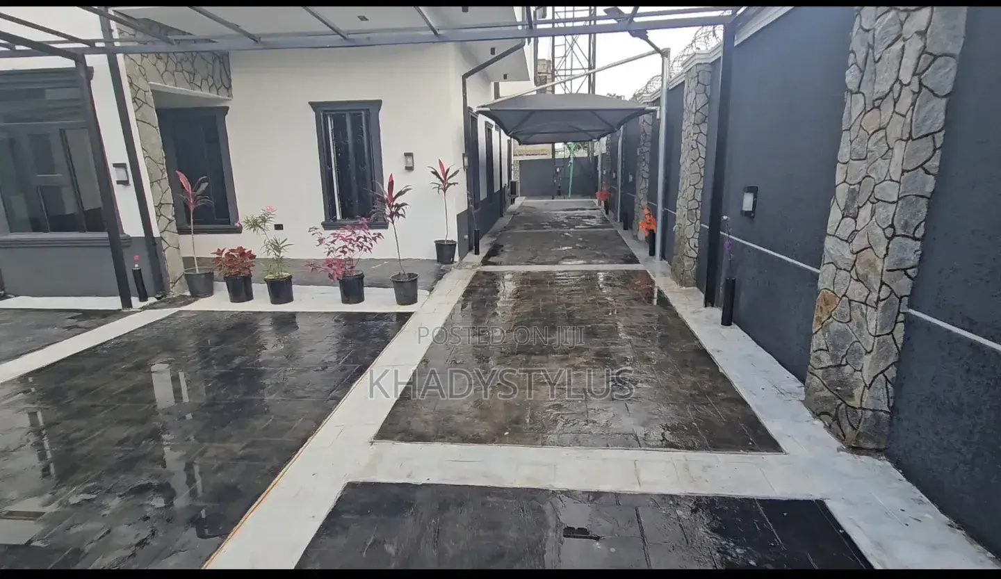 3bdrm Duplex in Ushafa for sale in Ushafa
