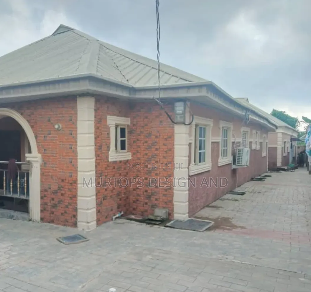 8bdrm Block of Flats in Oluyinka Ups Estate, Igbogbo for sale in Igbogbo