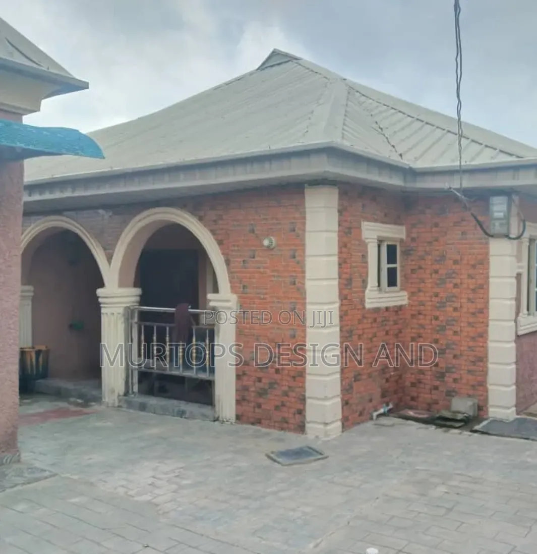 8bdrm Block of Flats in Oluyinka Ups Estate, Igbogbo for sale in Igbogbo