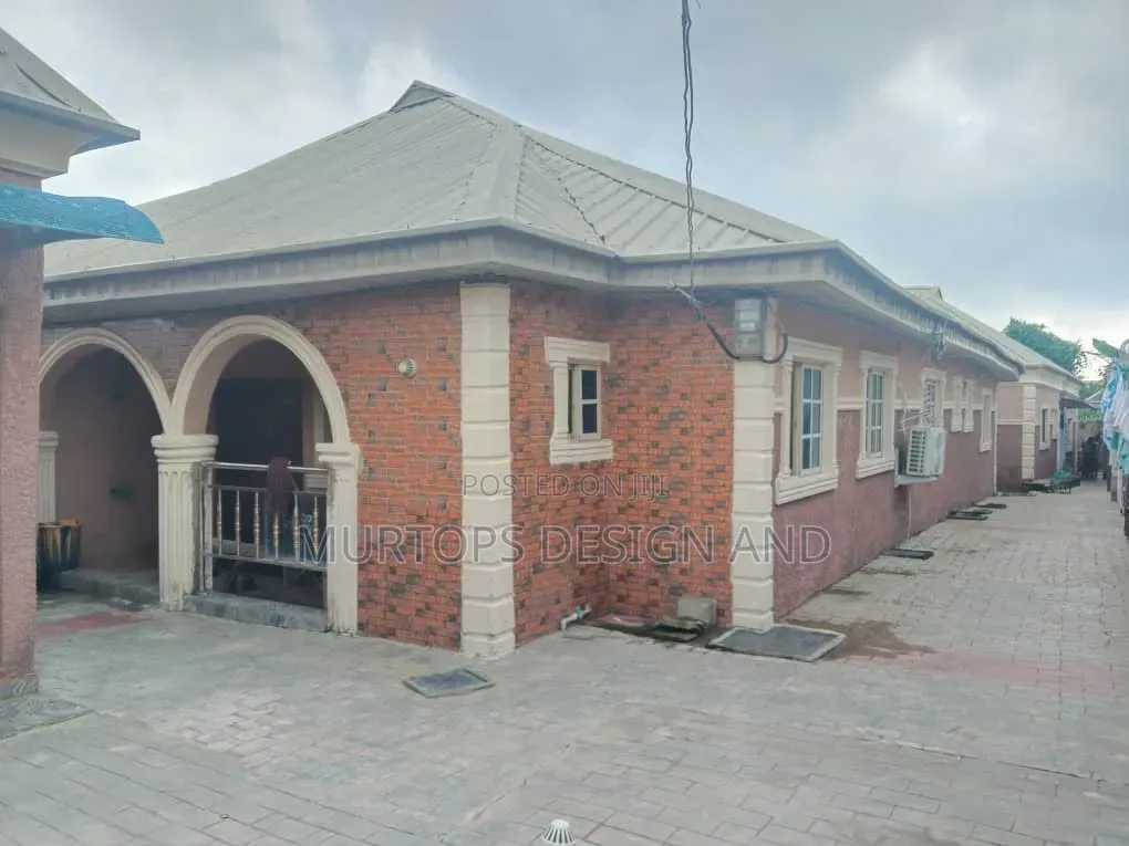 8bdrm Block of Flats in Oluyinka Ups Estate, Igbogbo for sale in Igbogbo