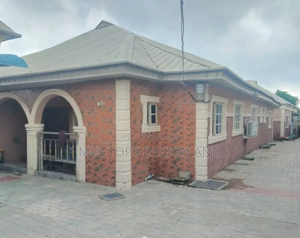 8bdrm Block of Flats in Oluyinka Ups Estate, Igbogbo for sale in Igbogbo