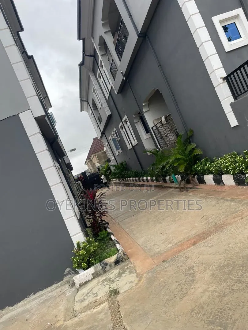 3bdrm Block of Flats in New Ifemi Rd, Alakia for sale in Alakia