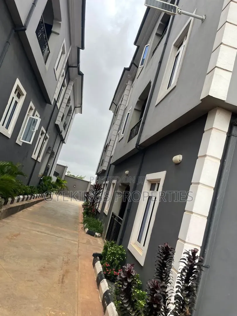 3bdrm Block of Flats in New Ifemi Rd, Alakia for sale in Alakia