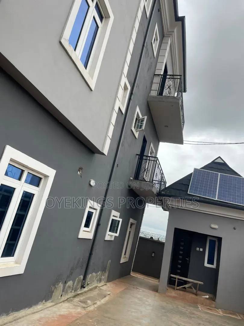 3bdrm Block of Flats in New Ifemi Rd, Alakia for sale in Alakia