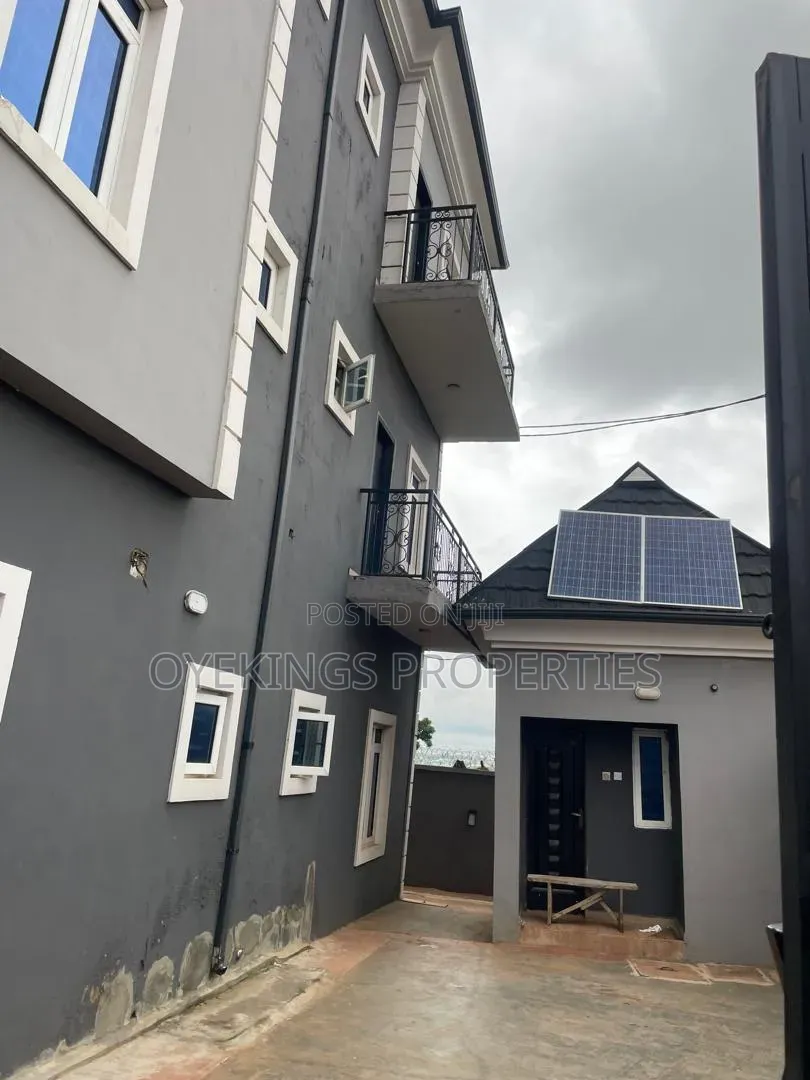 3bdrm Block of Flats in New Ifemi Rd, Alakia for sale in Alakia