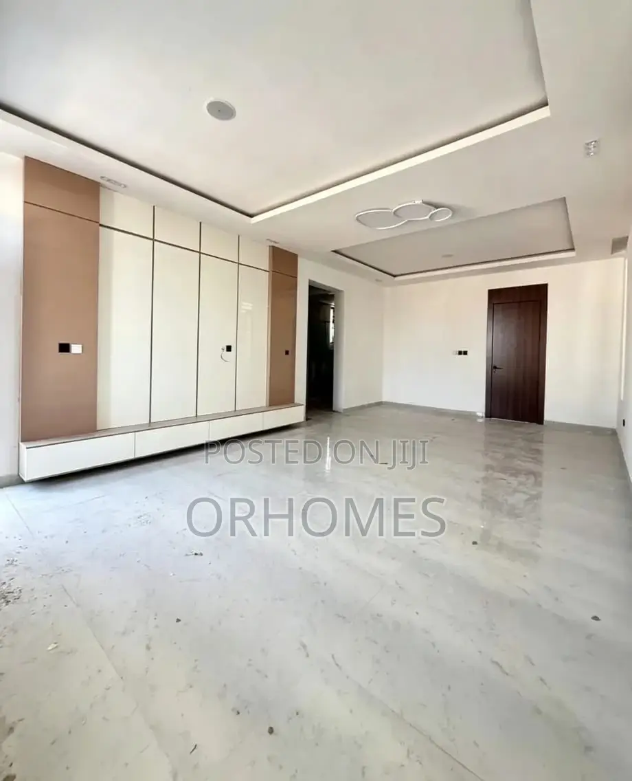 5bdrm Duplex in Chevron for sale in Chevron