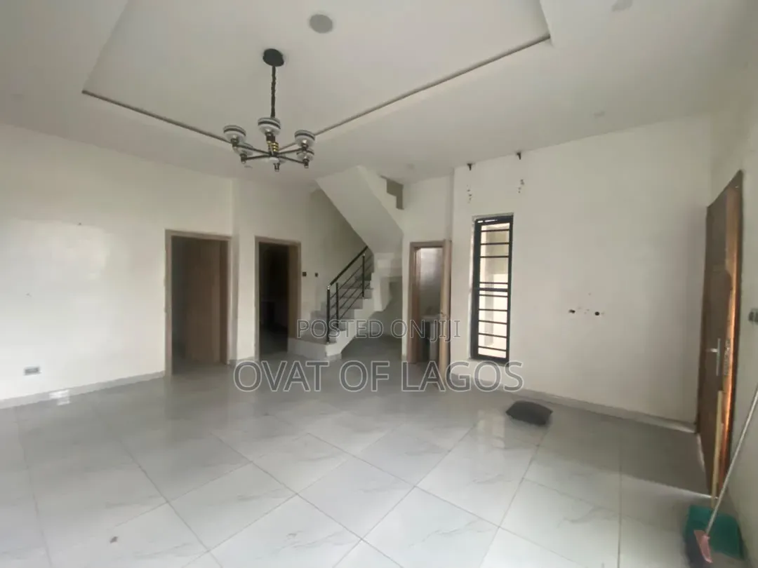 4bdrm Duplex in Ikota for rent in Ikota