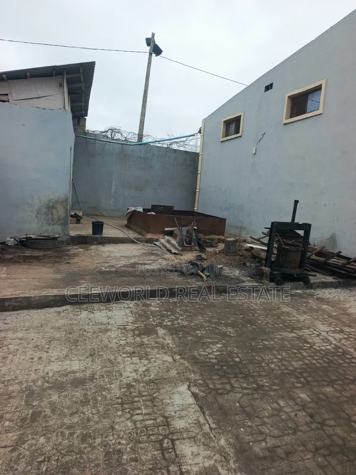 Mini Warehouse Self Compound at Toll Gate Ibadan in CHallenge / Ibadan
