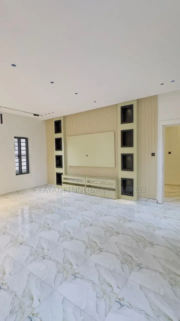 5bdrm Duplex in Dakwo District for sale in Dakwo District