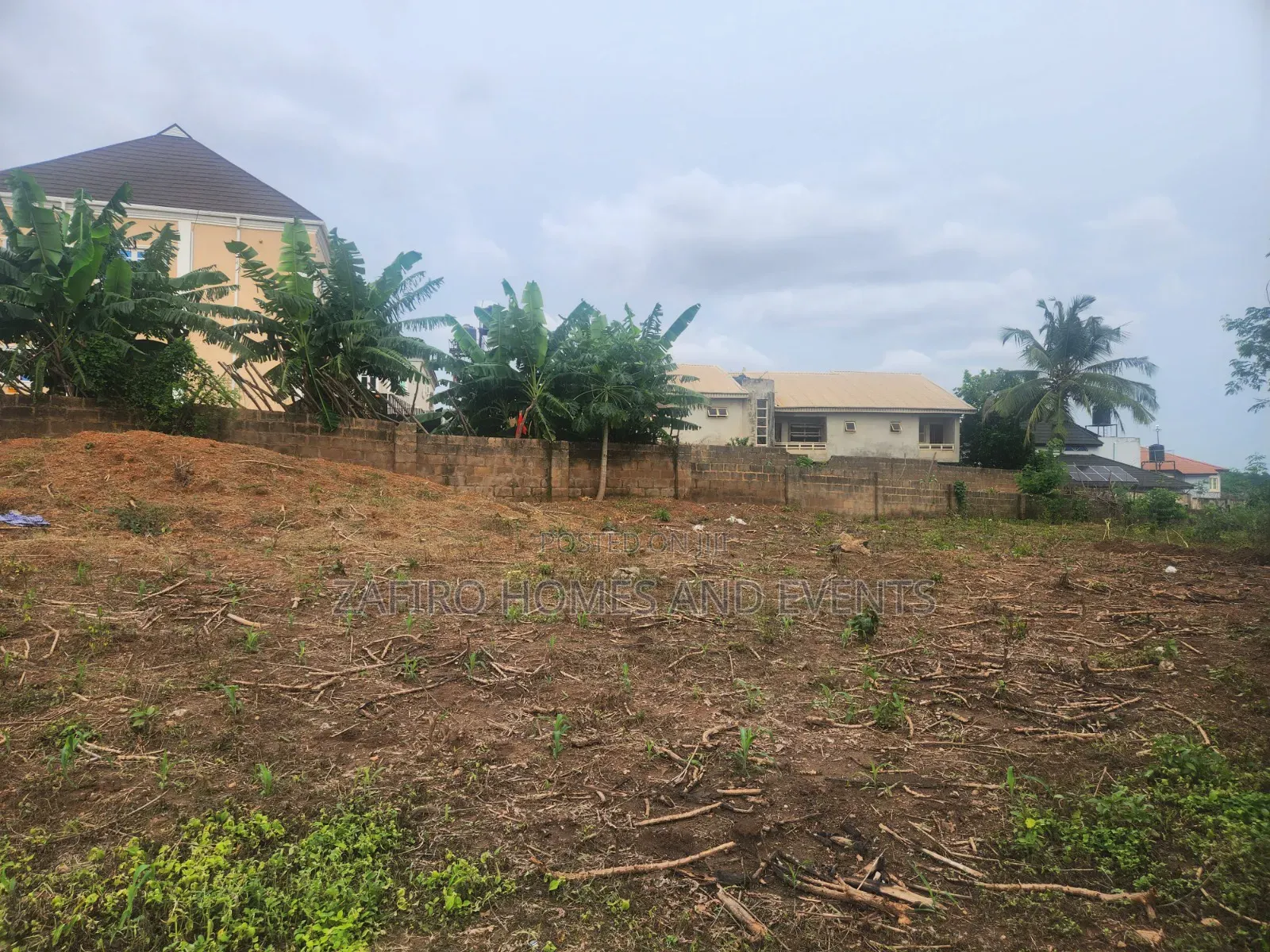 Distressed 1300m2 Fenced and Gated Piece of Land for Sale in Idishin
