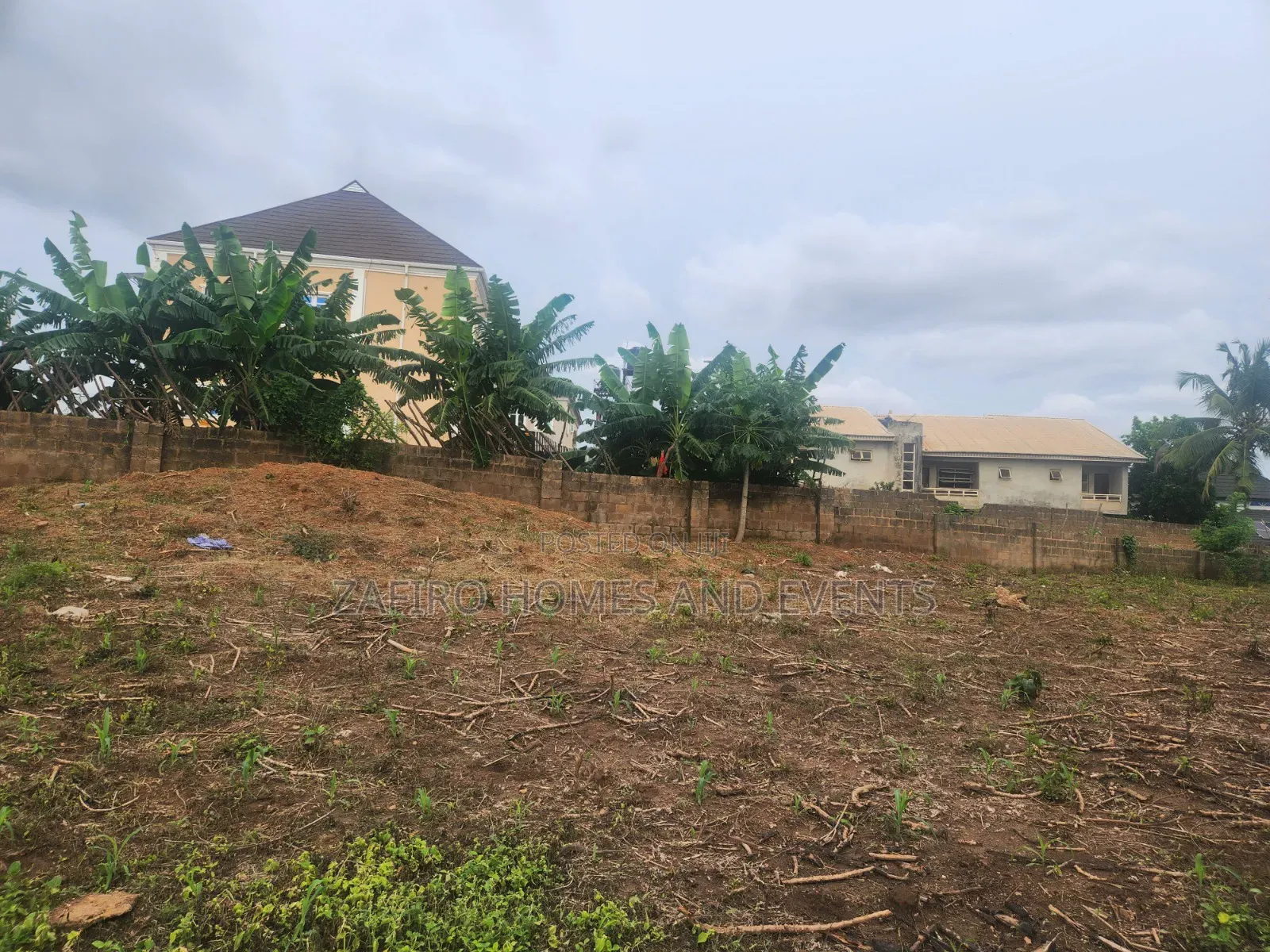 Distressed 1300m2 Fenced and Gated Piece of Land for Sale in Idishin