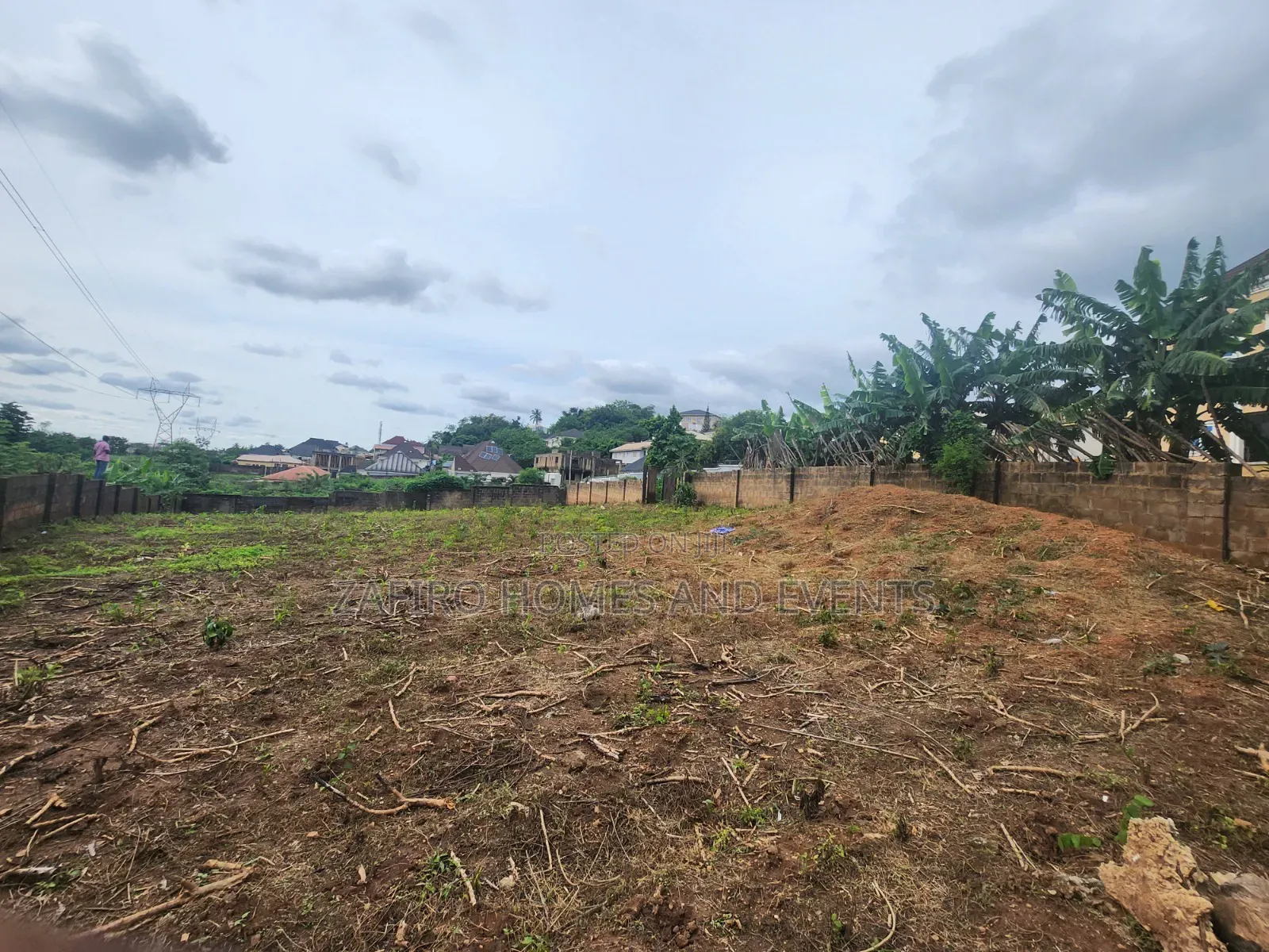 Distressed 1300m2 Fenced and Gated Piece of Land for Sale in Idishin