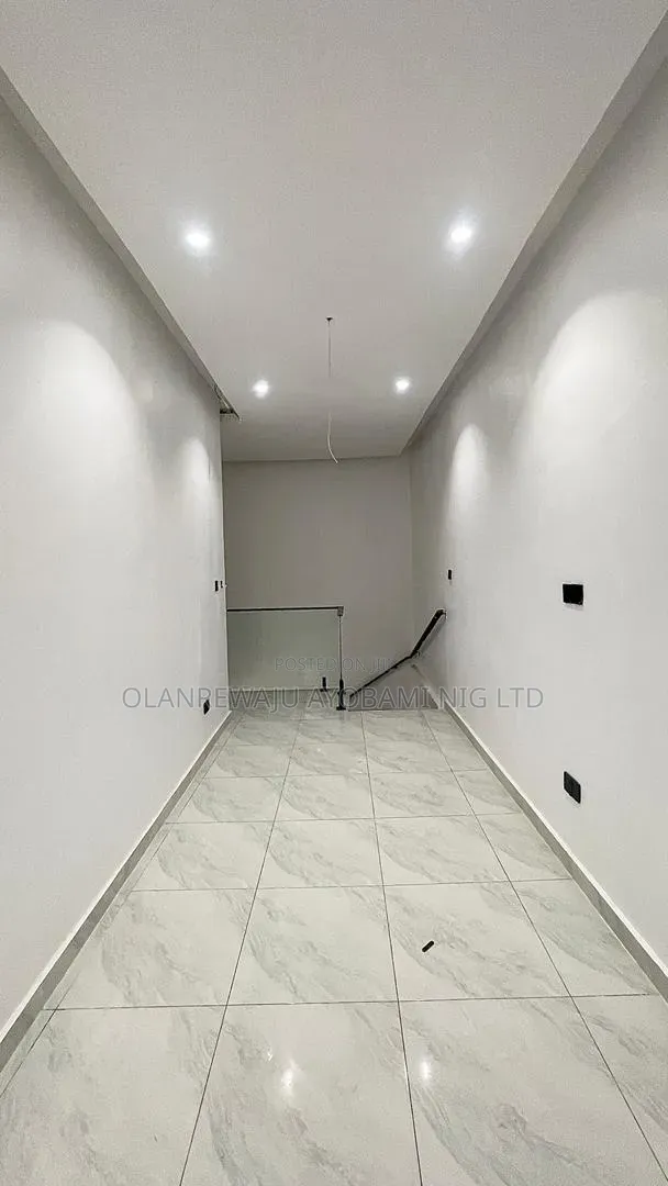 6bdrm Duplex in Chevron for sale in Chevron