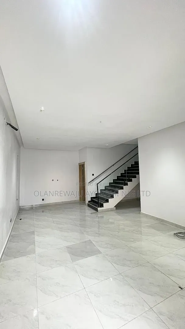 6bdrm Duplex in Chevron for sale in Chevron