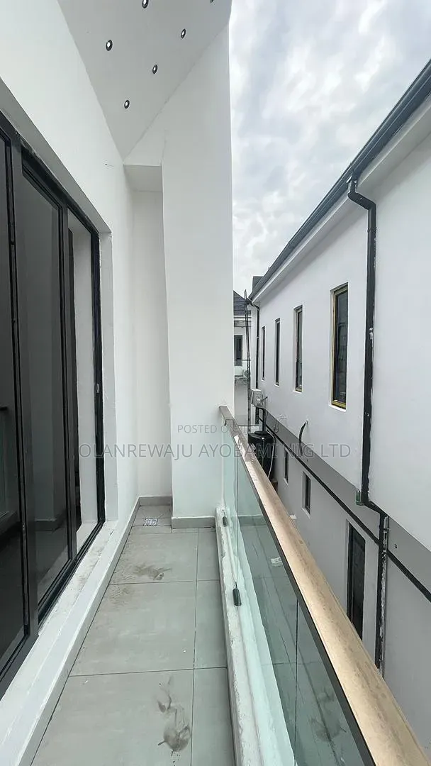 6bdrm Duplex in Chevron for sale in Chevron