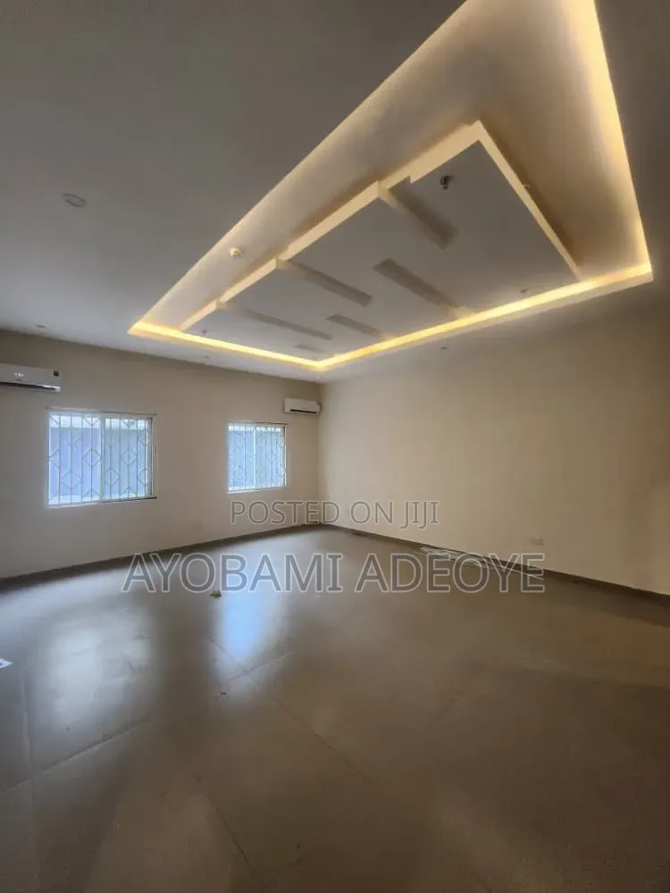 3bdrm Apartment in Oroke Drive, Old Ikoyi for rent in Old Ikoyi
