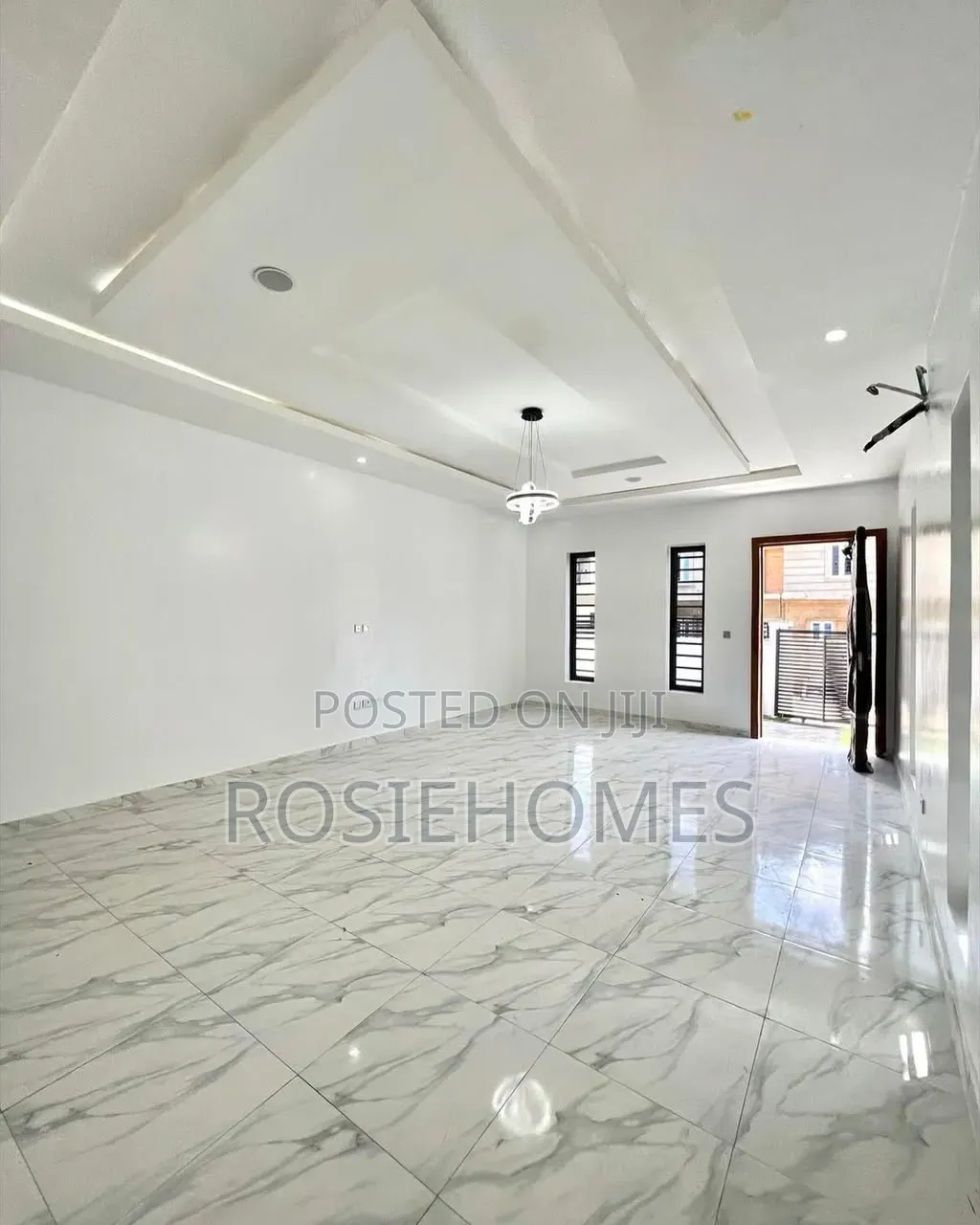 4bdrm Duplex in Chevron for rent in Chevron