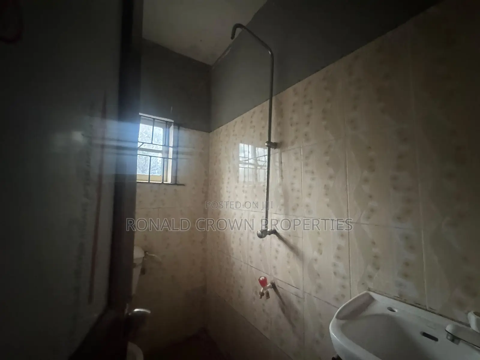 3bdrm Block of Flats in Akute Ajuwon for sale in Akute Ajuwon