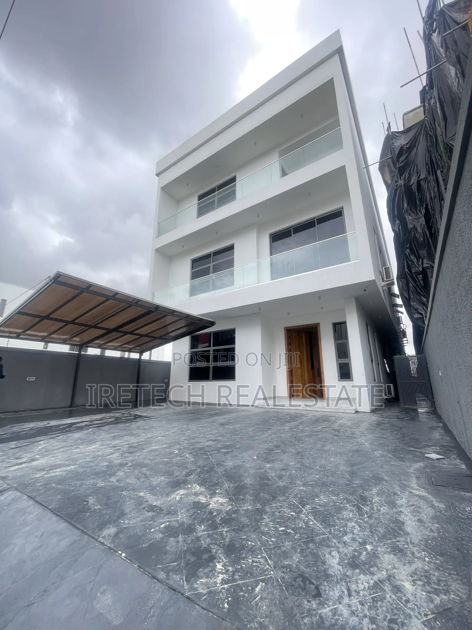 6bdrm Duplex in Banana Island Road for sale in Banana Island