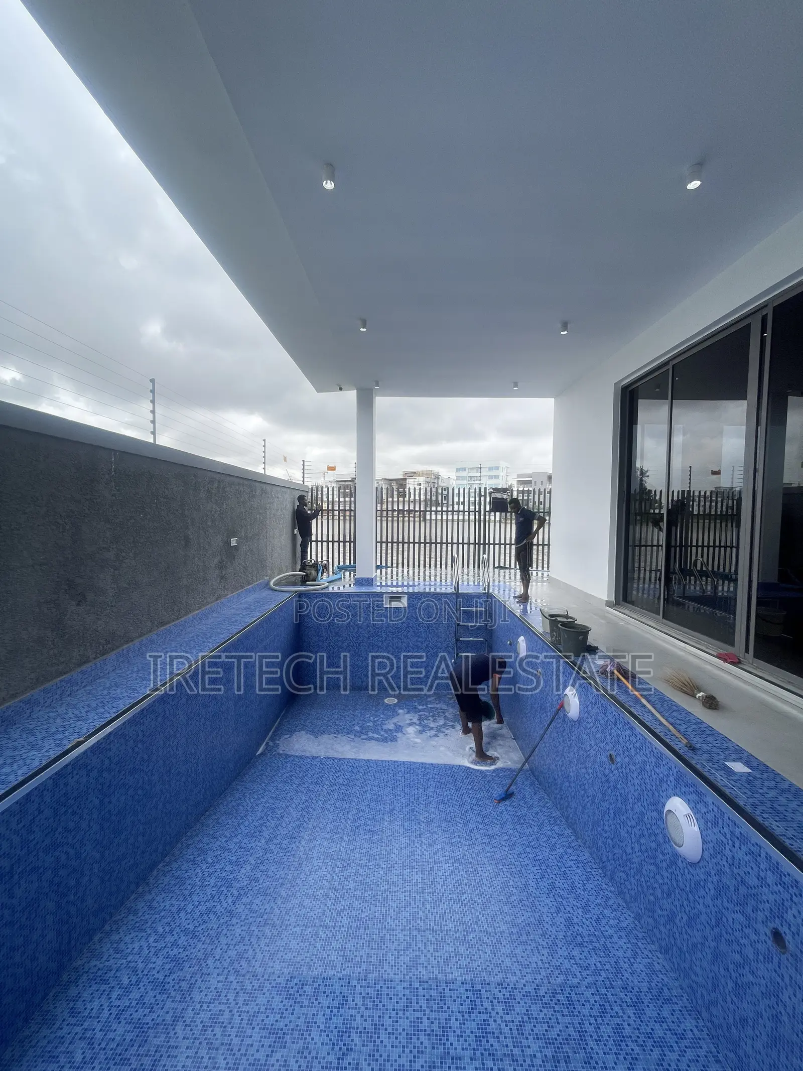 6bdrm Duplex in Banana Island Road for sale in Banana Island