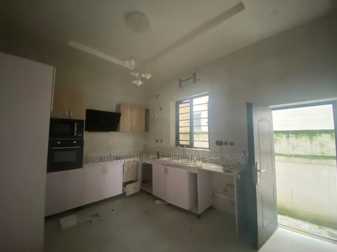 4bdrm Duplex in Ikota Villa Lagos for sale in Ikota