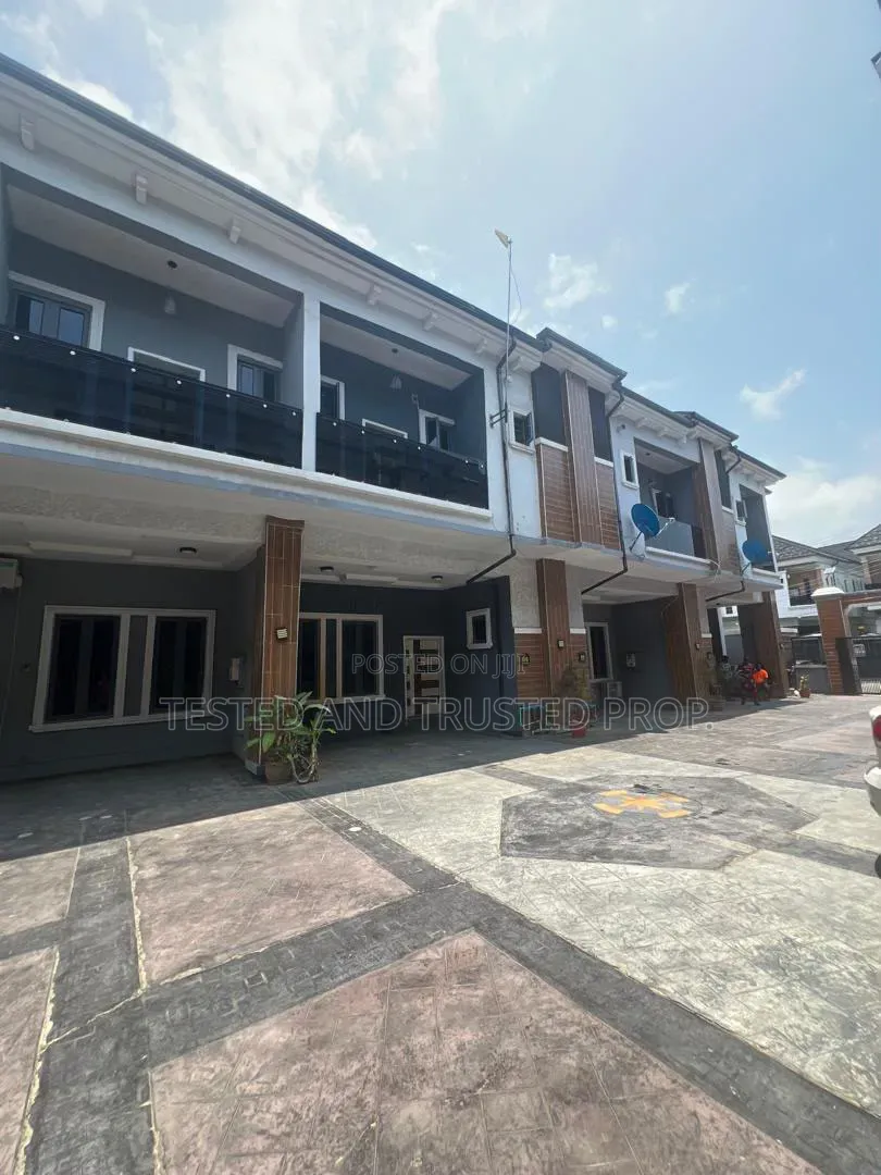 Mini Flat in Chevron for rent in Chevron