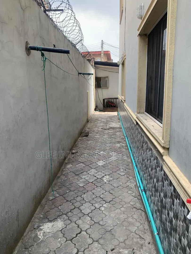 6bdrm Duplex in Ire Akari for sale in Ire Akari