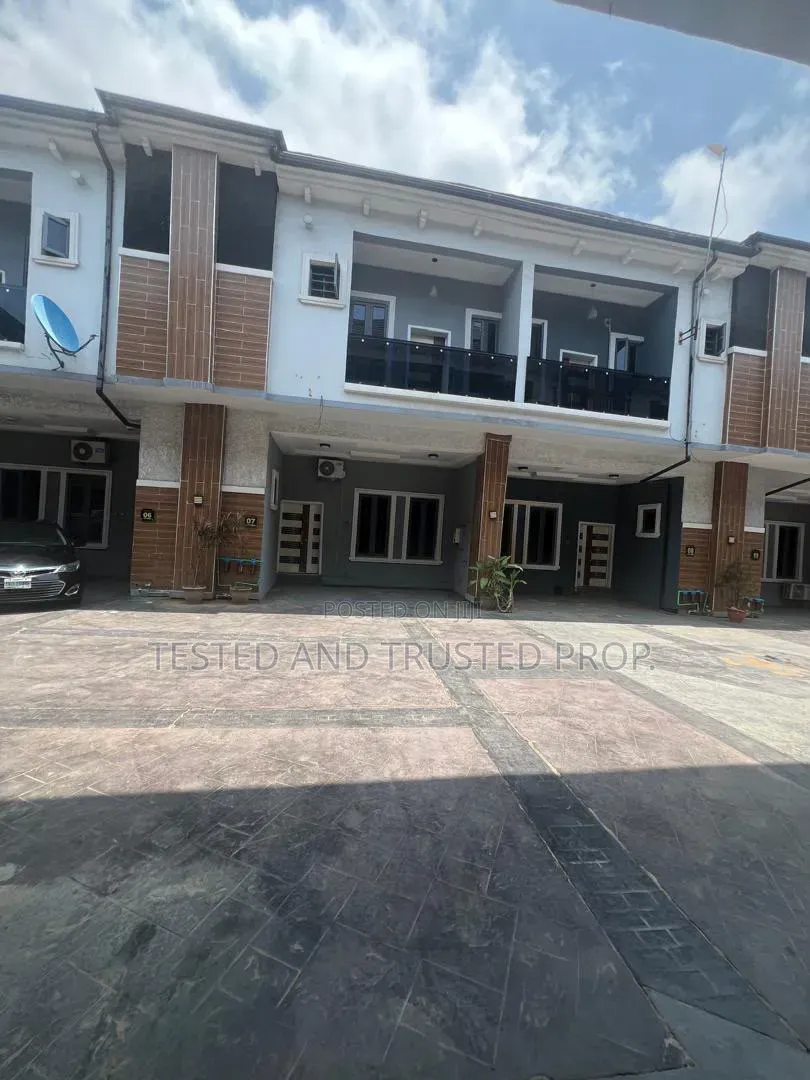 Mini Flat in Chevron for rent in Chevron