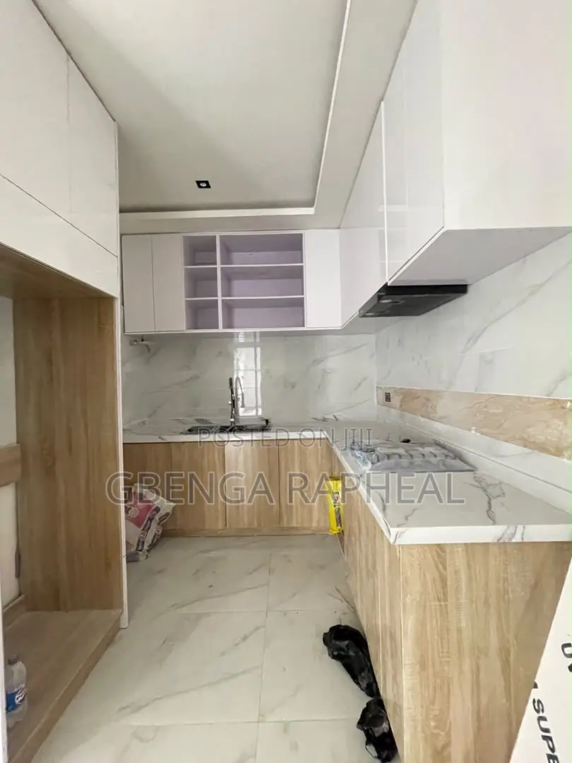 2bdrm Block of Flats in Lekki Phase One for sale in Lekki