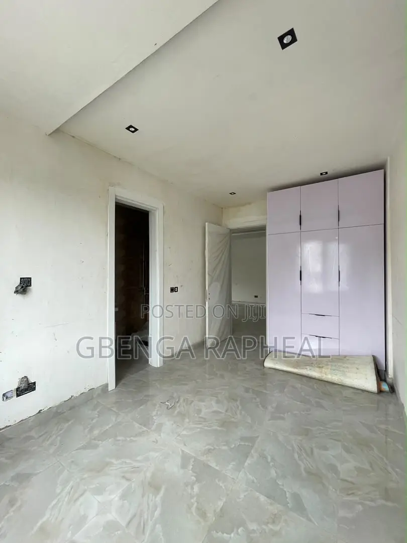 2bdrm Block of Flats in Lekki Phase One for sale in Lekki
