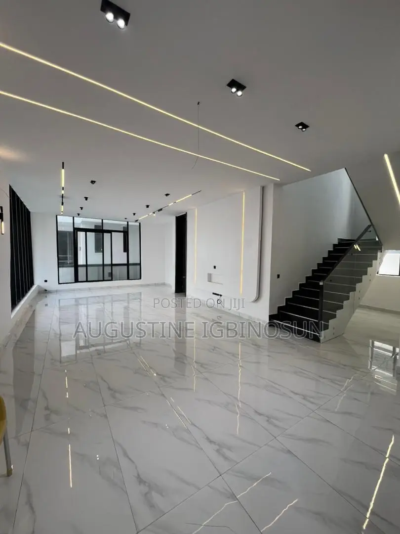 5bdrm Duplex in Chevron for sale in Chevron