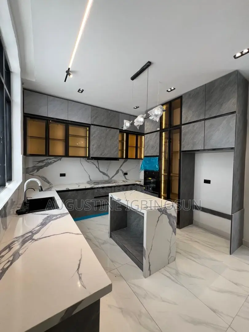 5bdrm Duplex in Chevron for sale in Chevron