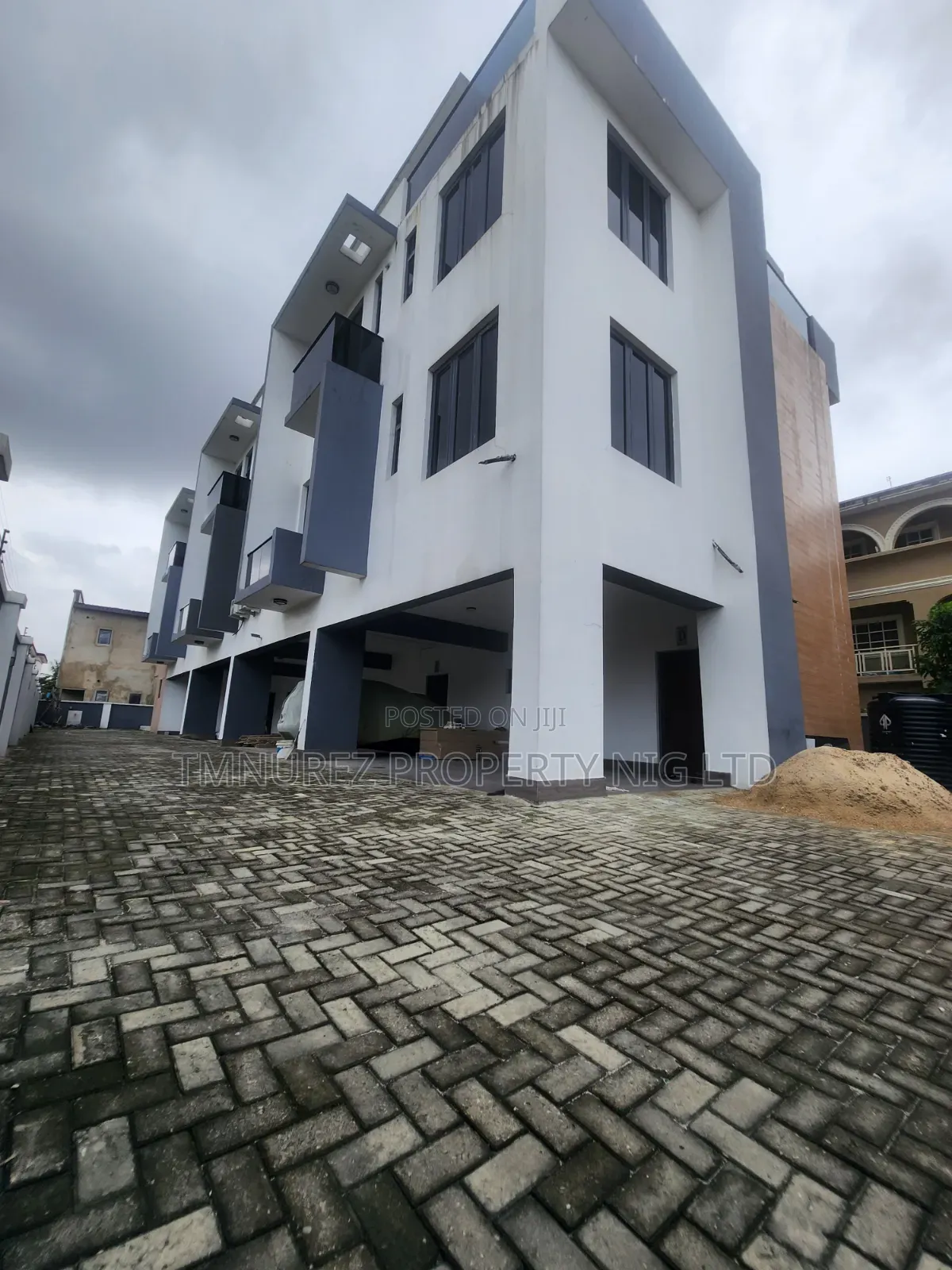 4bdrm Penthouse in Ajah Lekki Estate for sale in Off Lekki-Epe Expressway