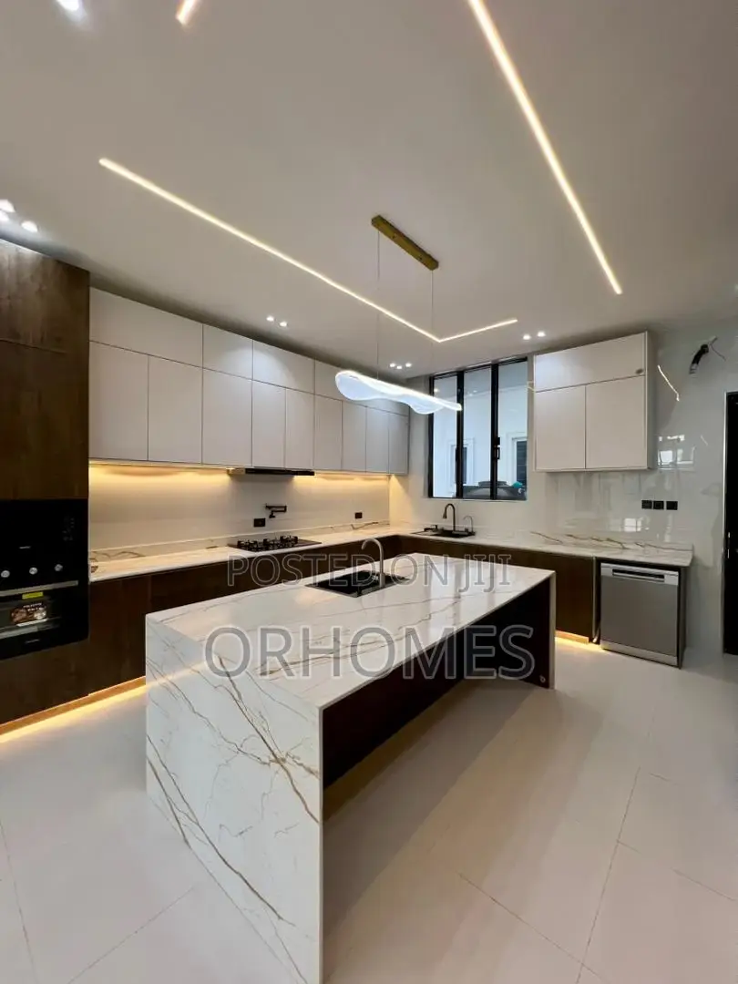 5bdrm Duplex in Ikota for sale in Ikota
