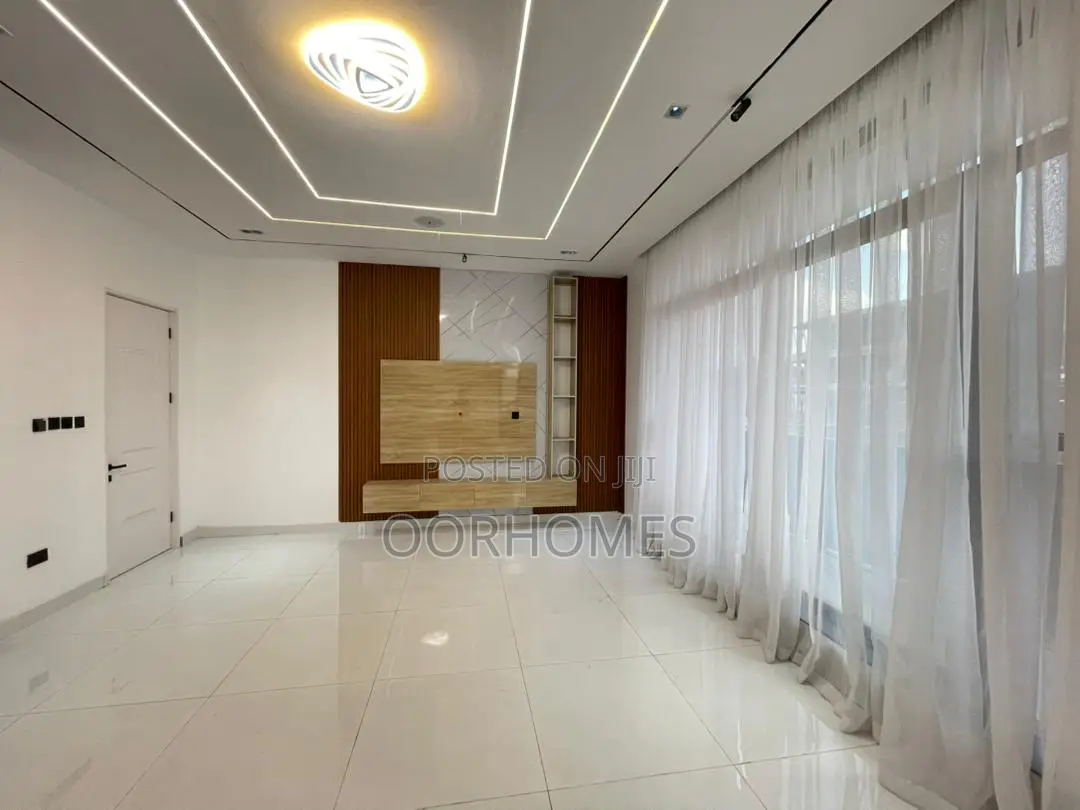 5bdrm Duplex in Ikota for sale in Ikota
