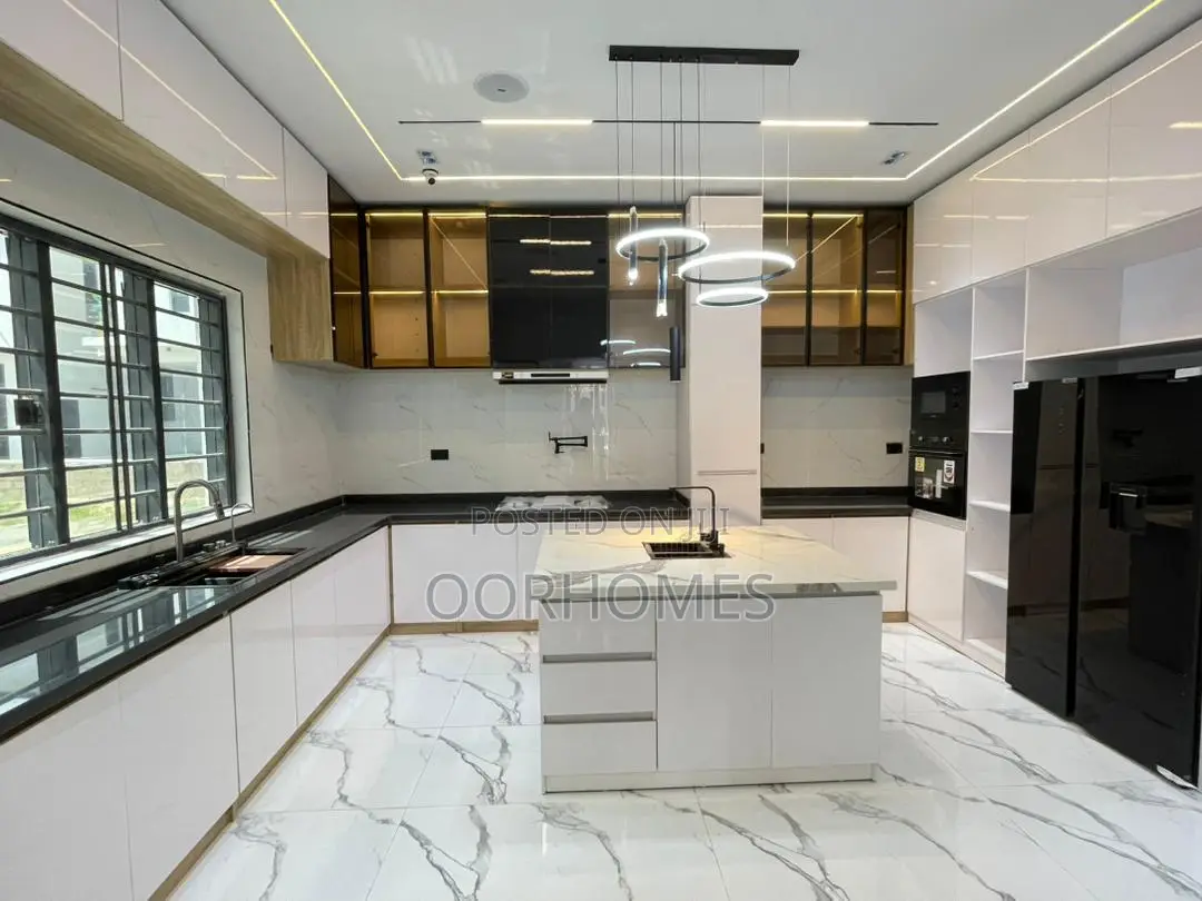 5bdrm Duplex in Ikota for sale in Ikota