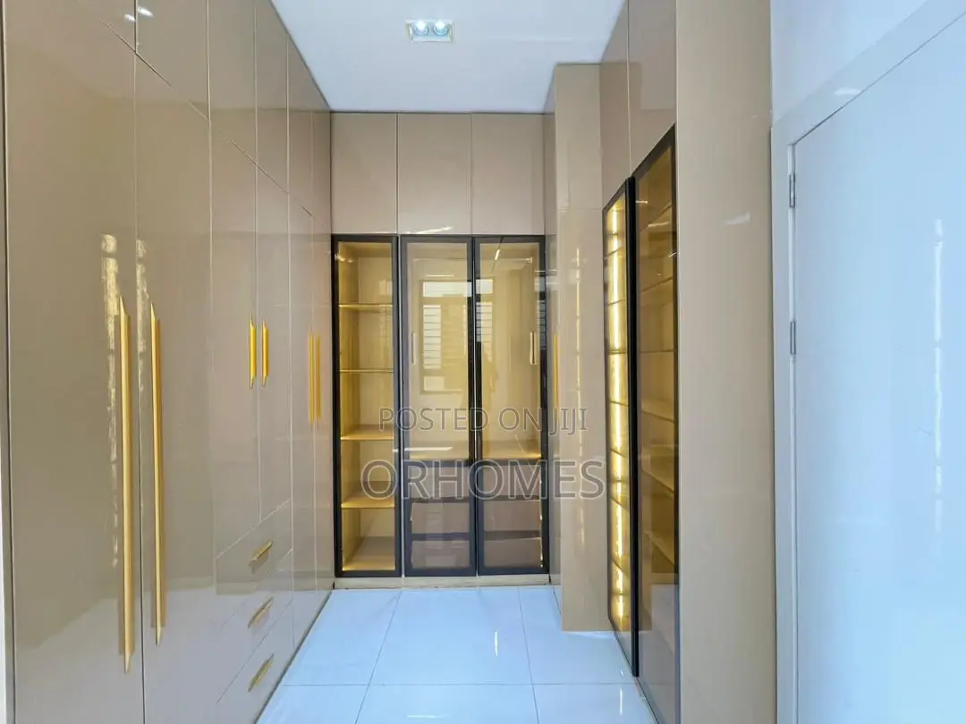 5bdrm Duplex in Ikota for sale in Ikota