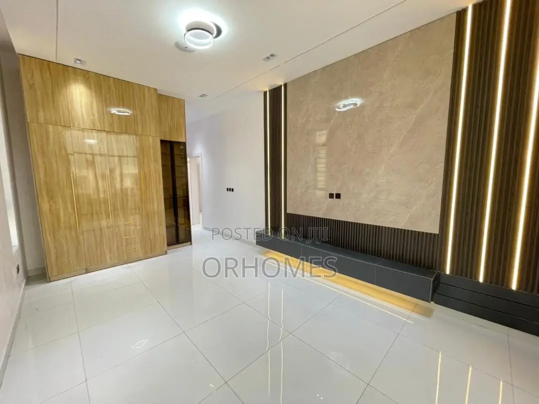 5bdrm Duplex in Ikota for sale in Ikota