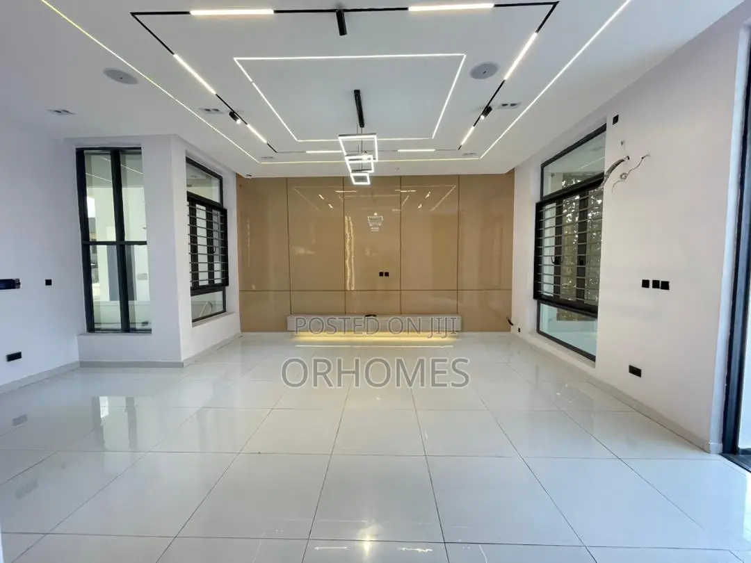 5bdrm Duplex in Ikota for sale in Ikota