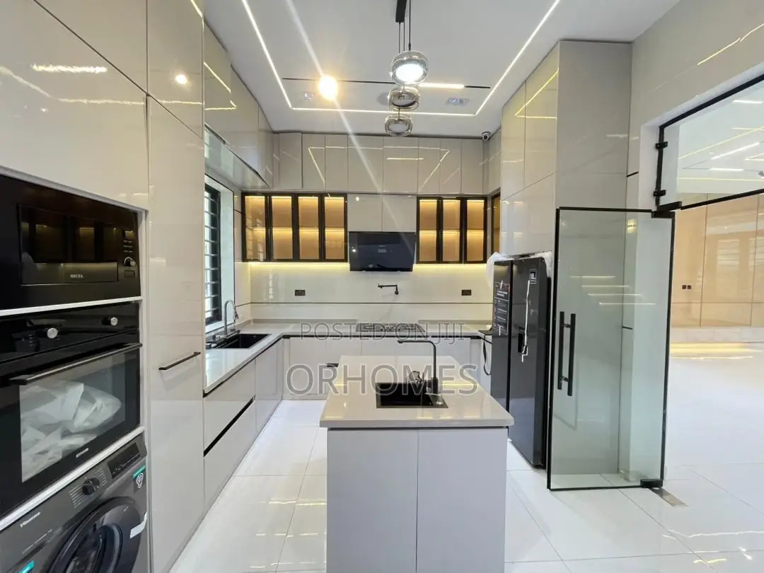 5bdrm Duplex in Ikota for sale in Ikota