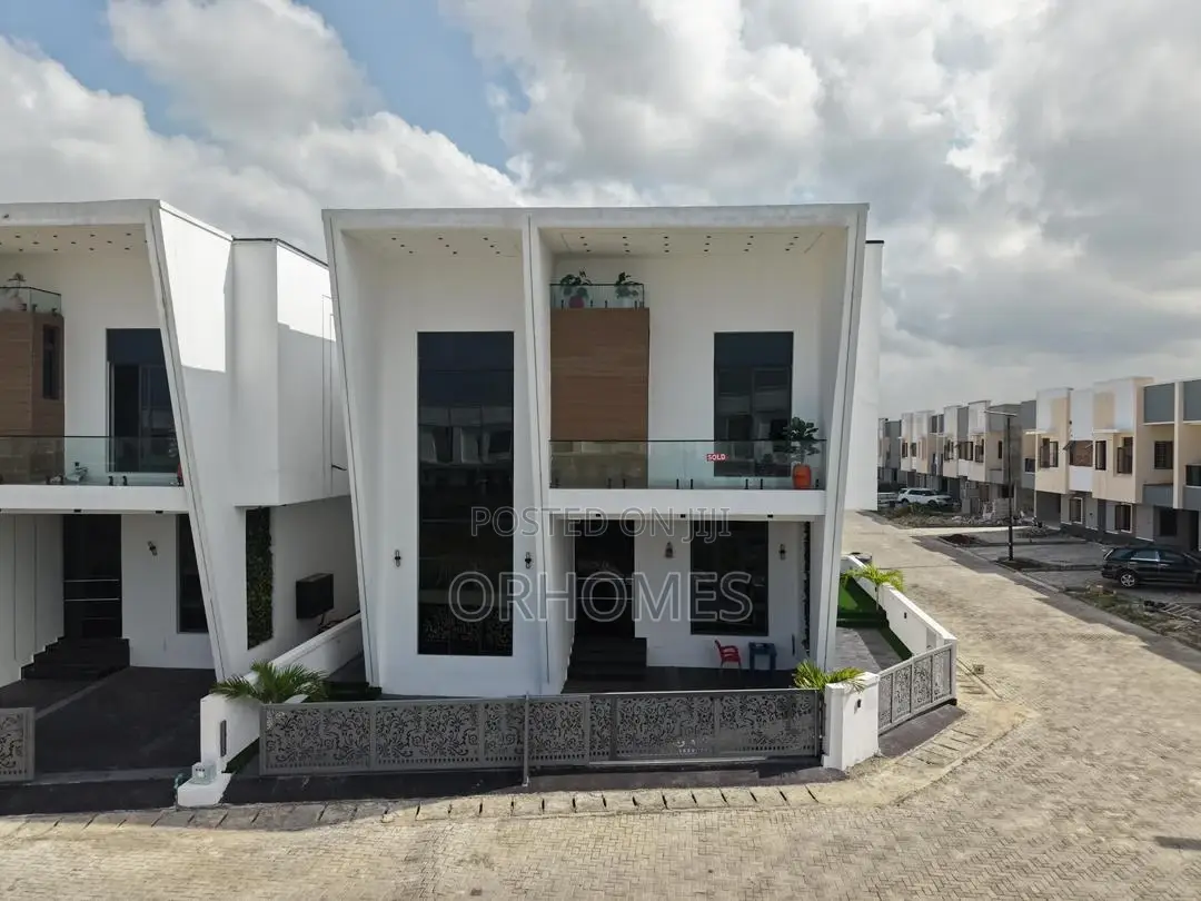 5bdrm Duplex in Ikota for sale in Ikota